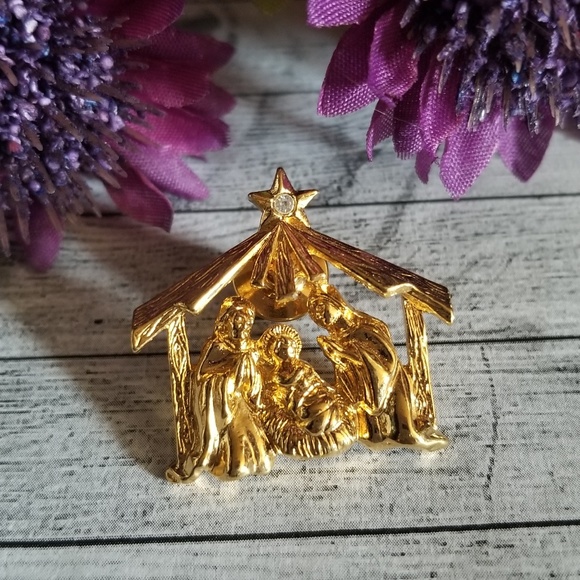 Lovely VTG Nativity Lapel Pin - Picture 7 of 7